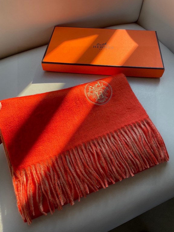 HERMFS [Hermes] Paris fashion show double-sided cashmere scarf! Using fine cashmere from the Mongolian plateau! The hand is full of fine velvet! The price is absolutely 100% affordable! Excellent embroidery craft! It's a