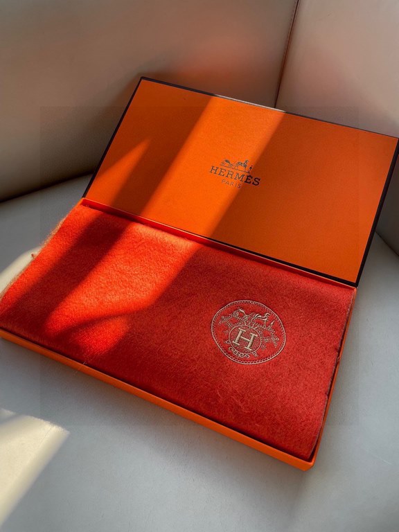 HERMFS [Hermes] Paris fashion show double-sided cashmere scarf! Using fine cashmere from the Mongolian plateau! The hand is full of fine velvet! The price is absolutely 100% affordable! Excellent embroidery craft! It's a