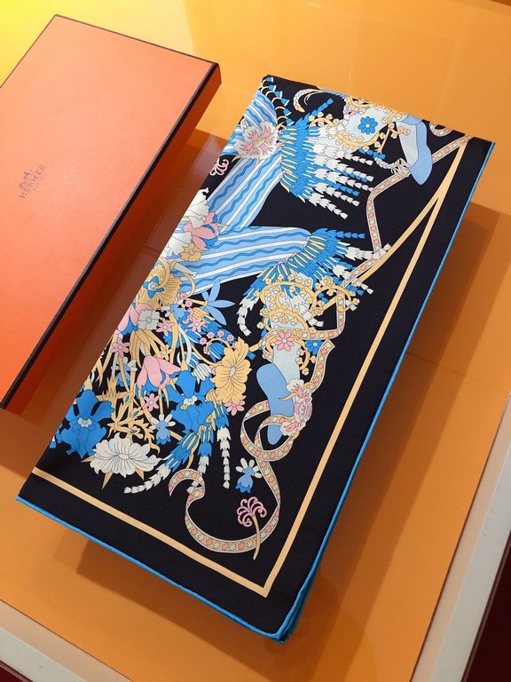 SHMS2271 Hermès [The Coronation of the Kings of the Seasons] 90cm silk square scarf, a lion with a sun-radiated mane of golden spikes, an eagle stealthily hiding behind the autumn leaves, a wolf gently trembling under th