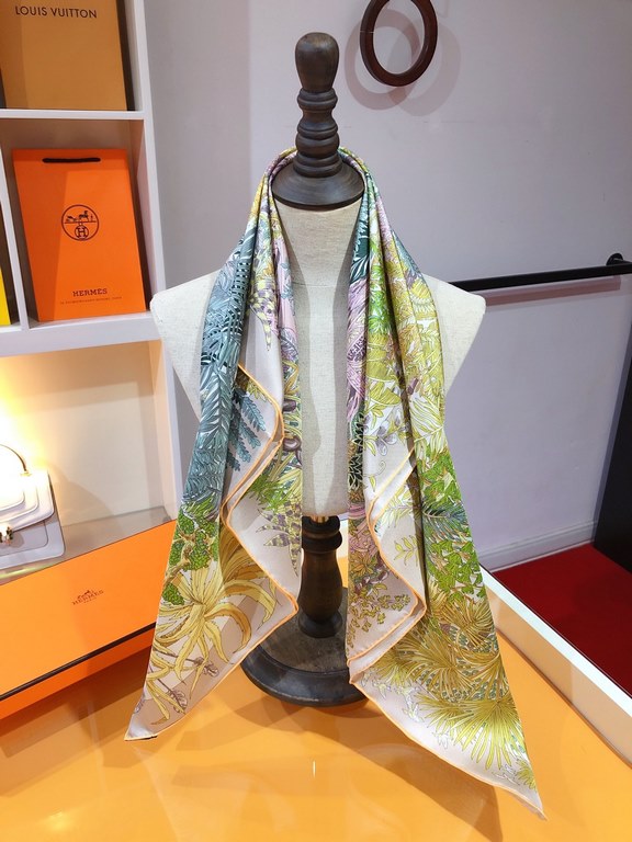 SHMS2330 HERMES 90cm Silk Square Scarf    This Hermès eye-catching accessory can be worn in many different ways and goes well with any outfit. Wear it around your neck or as a top, belt or headband for a pleasing look.  