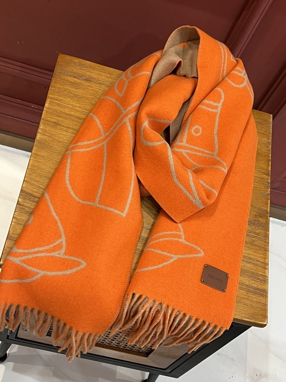 New at Hermes This scarf is woven in a delicate clashing jacquard and presents the Entrelacs Equestres horse head pattern designed by Geoff McFetridge. Size 40195cm.