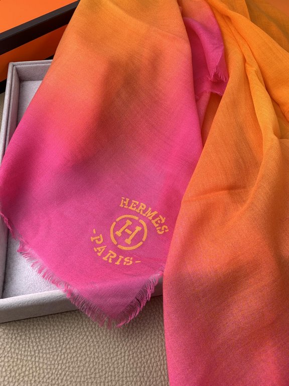 H home. [Gradient cashmere scarf] quality feel good to the end! 100% top pure cashmere! Really thin as a cicada-like high-tech products! Every detail is so exquisite! Absolutely screaming quality! The top design models o