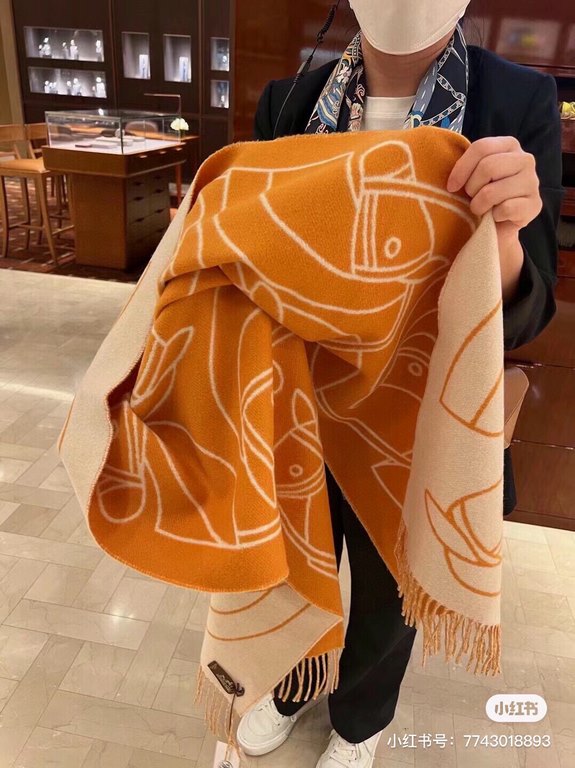 New at Hermes This scarf is woven in a delicate clashing jacquard and presents the Entrelacs Equestres horse head pattern designed by Geoff McFetridge. Size 40195cm.