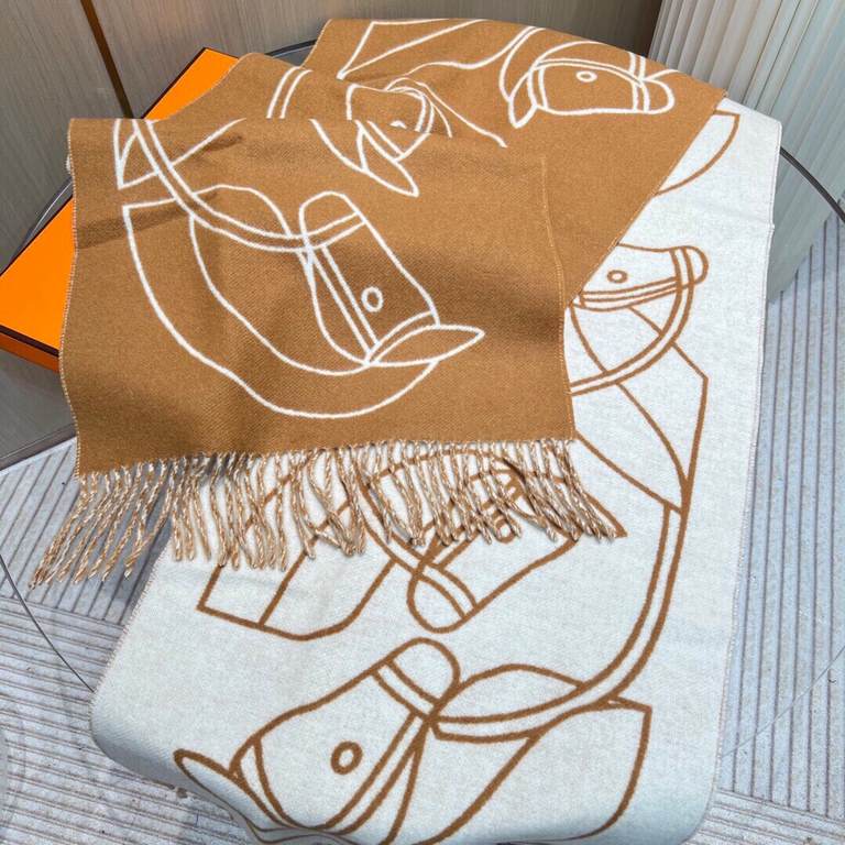 New at Hermes This scarf is woven in a delicate clashing jacquard and presents the Entrelacs Equestres horse head pattern designed by Geoff McFetridge. Size 40195cm.