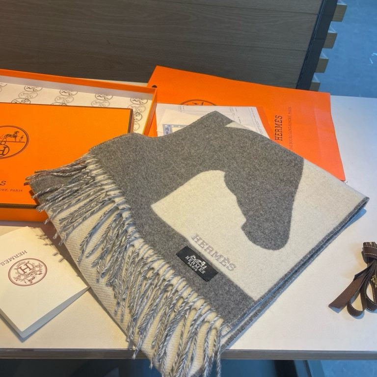 Hermes 2023 pop-up arrival! H Tiny cashmere scarf (100% cashmere).Horses are incorporated into the Is this a Love story! design, unfolding intimate whispers.Made in England.Size 30 x 140 cm