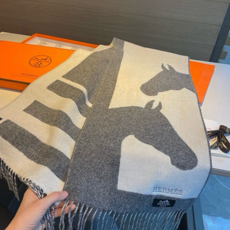 Hermes 2023 pop-up arrival! H Tiny cashmere scarf (100% cashmere).Horses are incorporated into the Is this a Love story! design, unfolding intimate whispers.Made in England.Size 30 x 140 cm