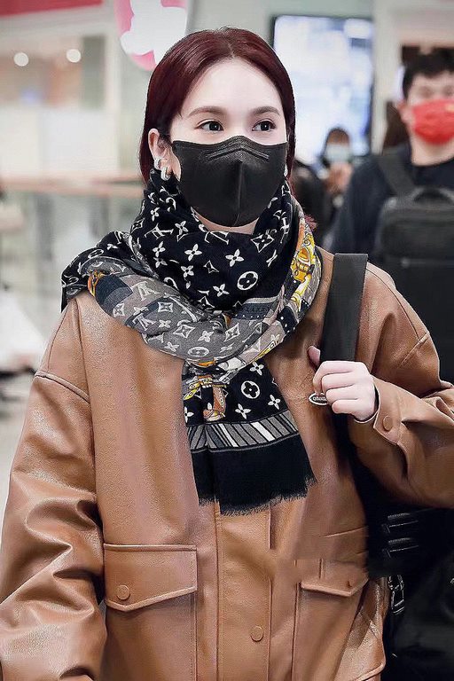 Price New on   Genuinely awesome   Airline Price  atches Monogram [V Logo Long Scarf] Cashmere long scarf, shawl in keeping with the heritage of travel while incorporating the show's modern hard luggage elements. The ric