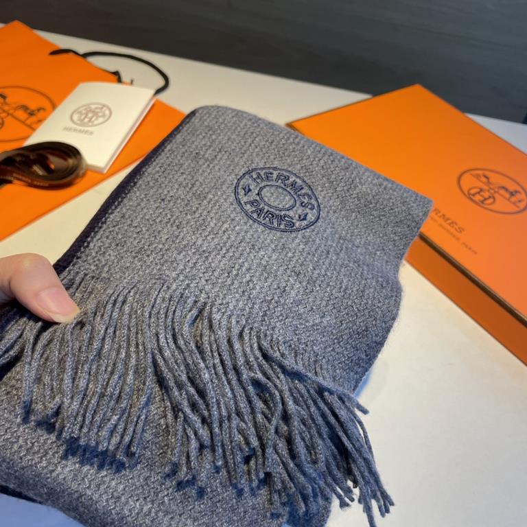 Men and women with the same model, 100% pure cashmere Hermes (Hermes) synchronization counter, high-end cashmere knitted scarf! Can be formal, can be casual, very Classical design. This knitting method is more difficult,