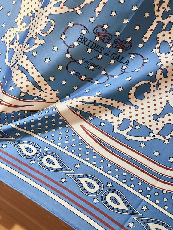 SHMS2160 Original Hermès [gorgeous bridle 】90cm silk square scarf, since Hugo Grygkar created this pattern in 1957, it has been constantly reinterpreted and reborn from it. This iconic Hermès design can be transformed in