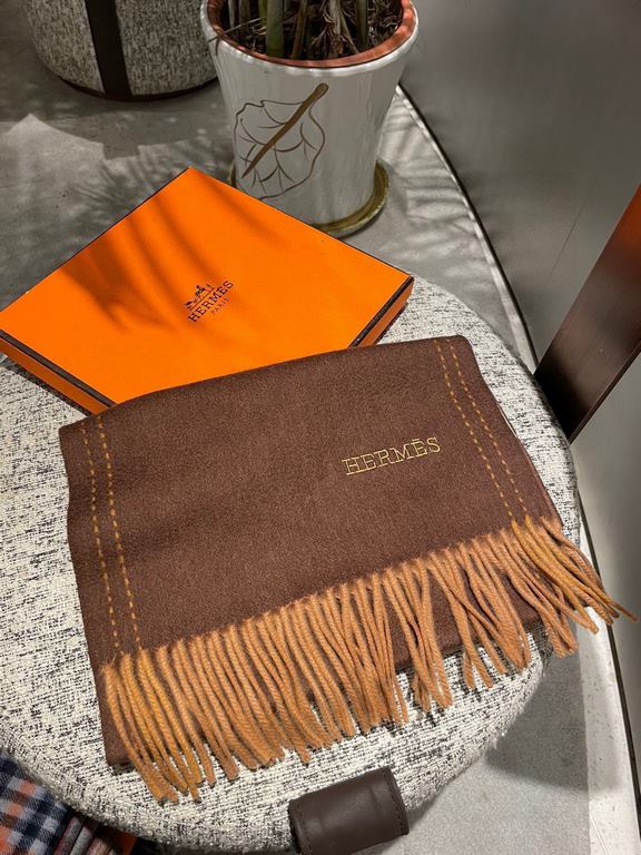 Price.  [Hermes double long scarf]    high cutting-edge products    water wave pattern absolutely screaming quality   LOGO embroidered label low-key luxury connotation, this scarf is definitely a treat for yourself to se