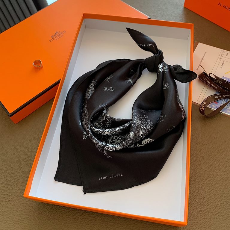 Hermes.100% Mulberry silk crepe de chine. Hundreds of small square scarf, ageing temperament and elegance, both as a headscarf, clothing with the other essential items, soft and comfortable skin-friendly, size5050