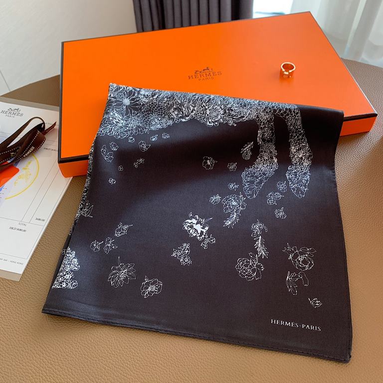 Hermes.100% Mulberry silk crepe de chine. Hundreds of small square scarf, ageing temperament and elegance, both as a headscarf, clothing with the other essential items, soft and comfortable skin-friendly, size5050