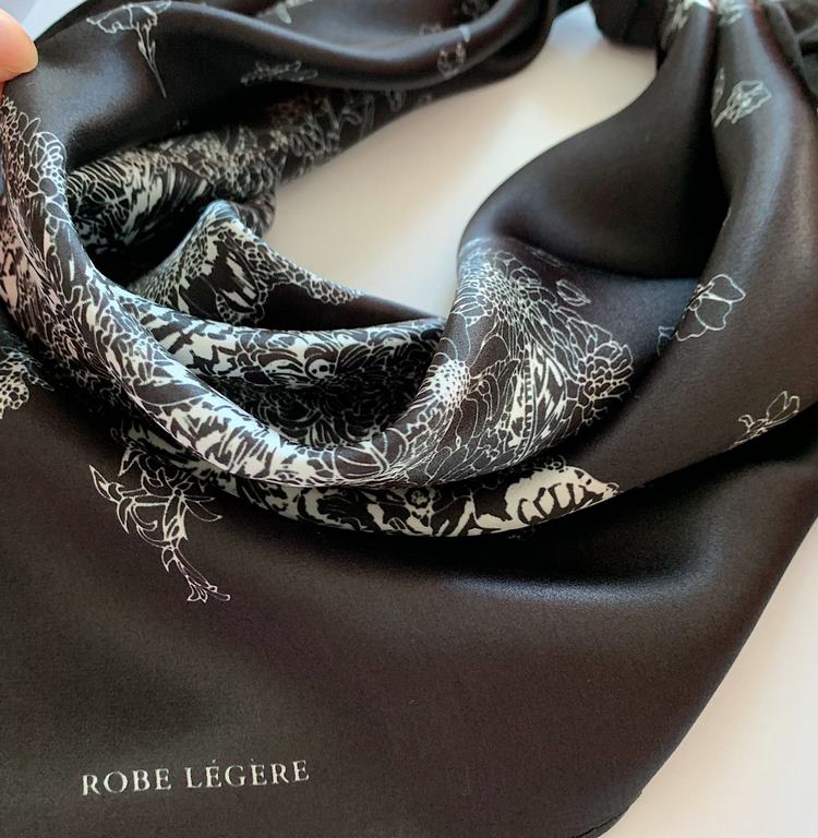 Hermes.100% Mulberry silk crepe de chine. Hundreds of small square scarf, ageing temperament and elegance, both as a headscarf, clothing with the other essential items, soft and comfortable skin-friendly, size5050