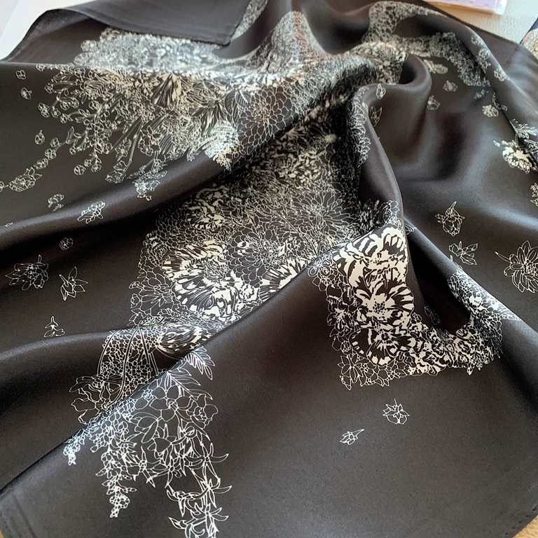 Hermes.100% Mulberry silk crepe de chine. Hundreds of small square scarf, ageing temperament and elegance, both as a headscarf, clothing with the other essential items, soft and comfortable skin-friendly, size5050