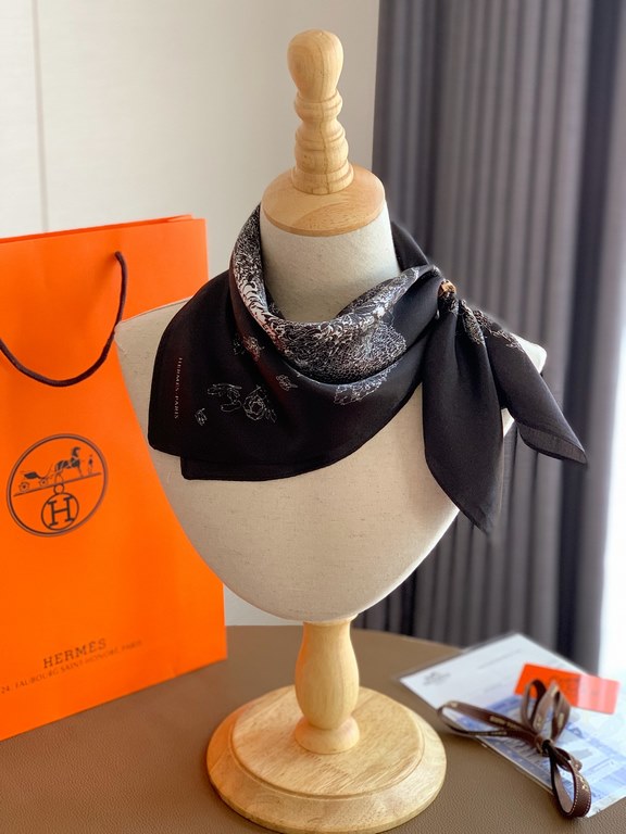 Hermes.100% Mulberry silk crepe de chine. Hundreds of small square scarf, ageing temperament and elegance, both as a headscarf, clothing with the other essential items, soft and comfortable skin-friendly, size5050