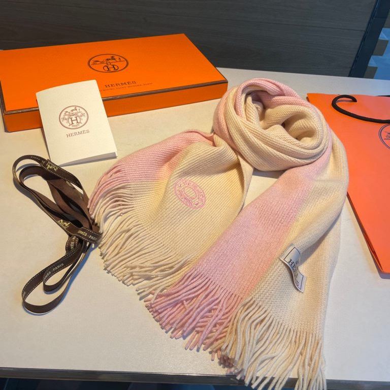 Men and women with the same model, 100% pure cashmere Hermes (Hermes) synchronization counter, high-end cashmere knitted scarf! Can be formal, can be casual, very Classical design. This knitting method is more difficult,