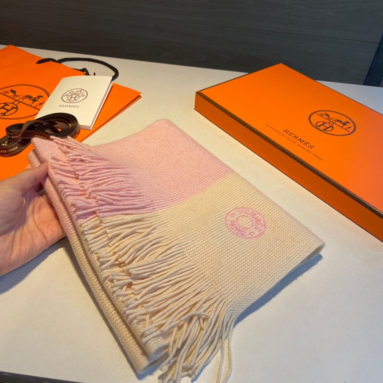 Men and women with the same model, 100% pure cashmere Hermes (Hermes) synchronization counter, high-end cashmere knitted scarf! Can be formal, can be casual, very Classical design. This knitting method is more difficult,