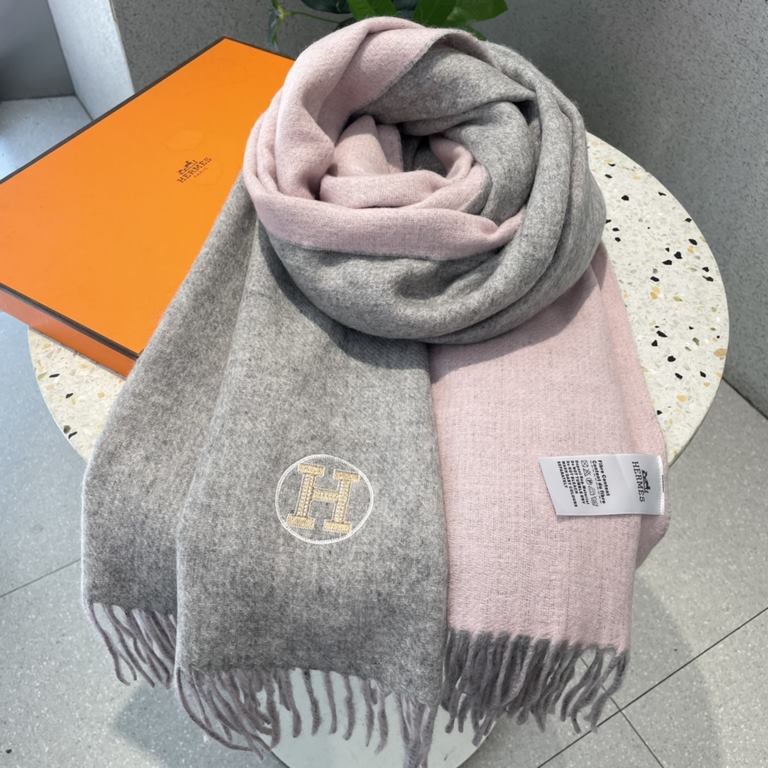 Will glow shiny scarf Hermes ~   on the new shawl   Needless to say, this model is too familiar, the classic double F is the continuation of a century of iconic logo, this year the Vintage trend swept the world ~ ~ ~ Med