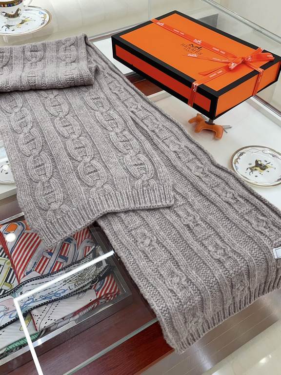 Understated high-class fall and winter taste!!!] Hermes new special texture hand-woven textured cashmere scarf! Young, chic, confident and with attitude. It's beautiful ！！！！ Such a stretchy, advanced and atmospheric desi