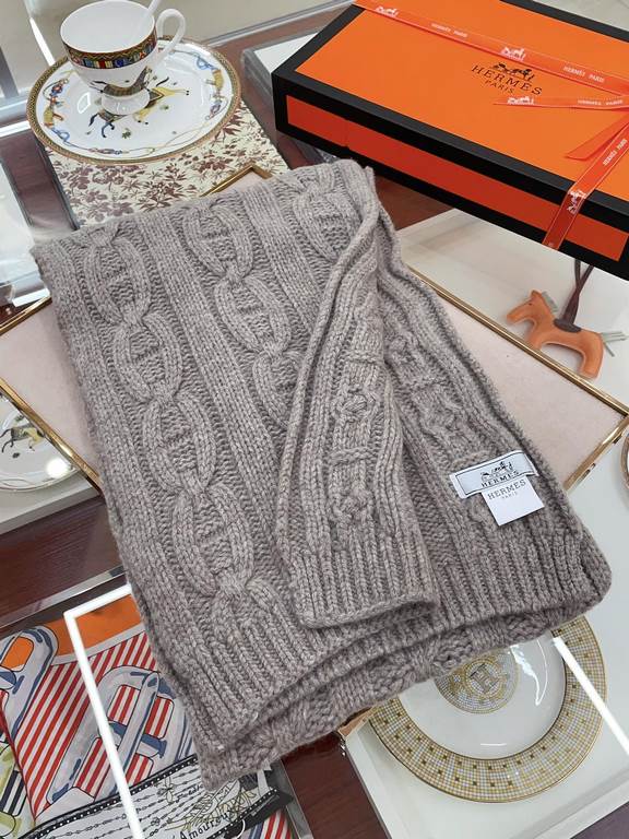 Understated high-class fall and winter taste!!!] Hermes new special texture hand-woven textured cashmere scarf! Young, chic, confident and with attitude. It's beautiful ！！！！ Such a stretchy, advanced and atmospheric desi