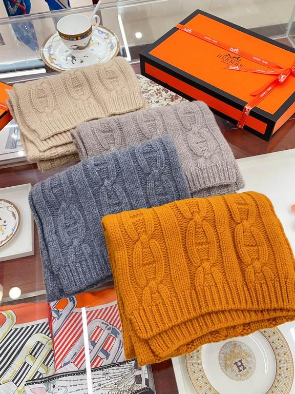 Understated high-class fall and winter taste!!!] Hermes new special texture hand-woven textured cashmere scarf! Young, chic, confident and with attitude. It's beautiful ！！！！ Such a stretchy, advanced and atmospheric desi