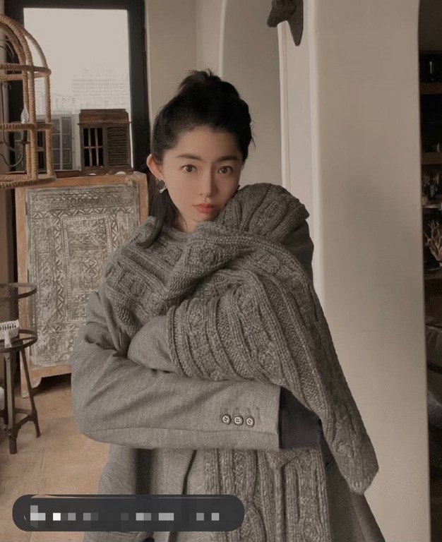 Understated high-class fall and winter taste!!!] Hermes new special texture hand-woven textured cashmere scarf! Young, chic, confident and with attitude. It's beautiful ！！！！ Such a stretchy, advanced and atmospheric desi