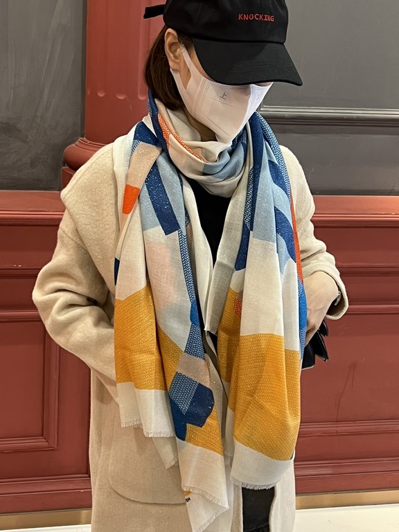 The scarf that glows and shines is new    Buy them all and say they look good Recommended [Pony Jumping] Top craftsmanship is a great value Hermès counter pop-ups   The three-dimensional rendering of the pattern pattern 