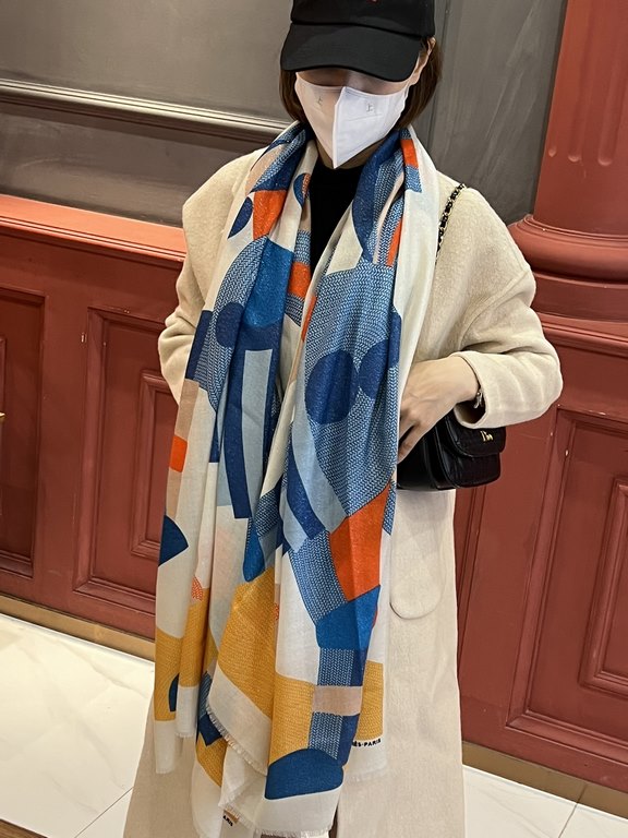 The scarf that glows and shines is new    Buy them all and say they look good Recommended [Pony Jumping] Top craftsmanship is a great value Hermès counter pop-ups   The three-dimensional rendering of the pattern pattern 