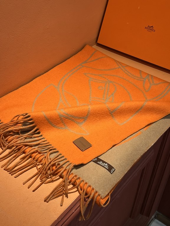 New at Hermes This scarf is woven in a delicate clashing jacquard and presents the Entrelacs Equestres horse head pattern designed by Geoff McFetridge. Size 40195cm.