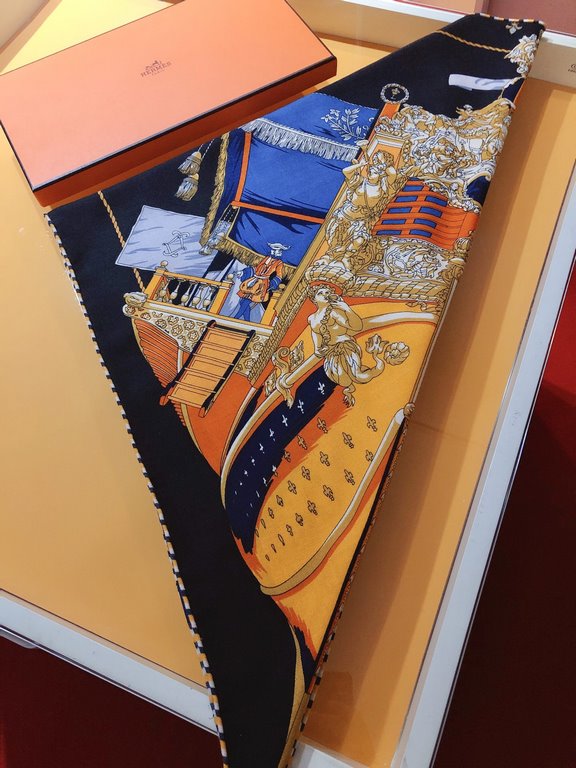 RHMS2279 Hermes [La Reale] velvet large tricot scarf, counter synchronization! The carved-beam stern is the main exhibit at the National Naval Museum in Paris. With its elegant lines and ornate decorative carvings, this 