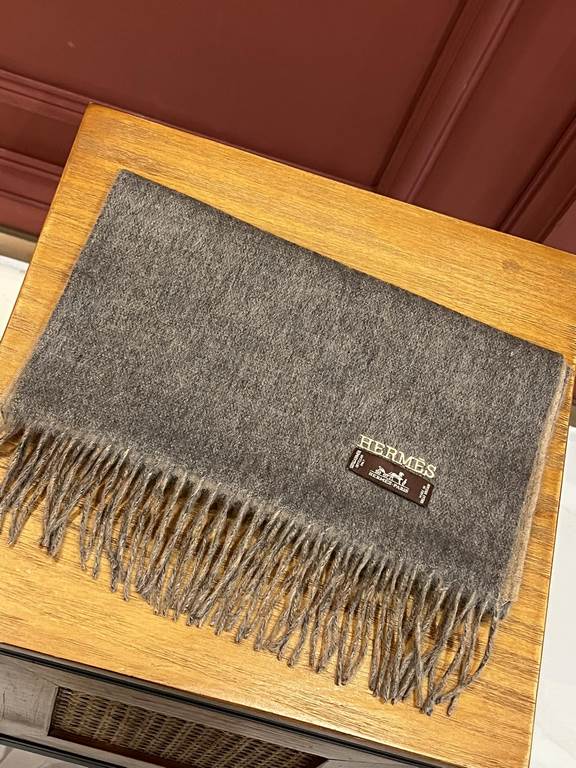 HERMFS [Hermes] Paris fashion show double-sided cashmere scarf! Using fine cashmere from the Mongolian plateau! The hand is full of fine velvet! The price is absolutely 100% affordable! Excellent embroidery craft! It's a