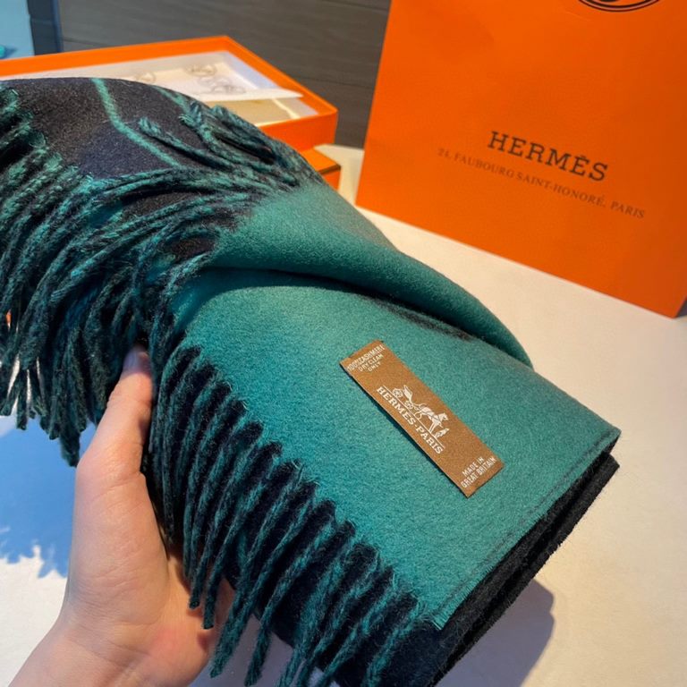 New at Hermes This scarf is woven in a delicate clashing jacquard and presents the Entrelacs Equestres horse head pattern designed by Geoff McFetridge. Size 40195cm.