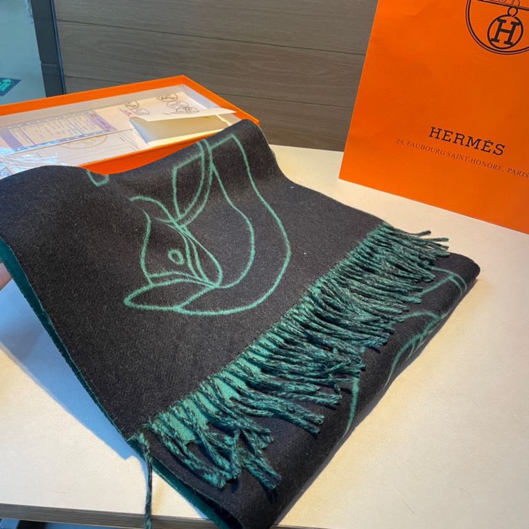 New at Hermes This scarf is woven in a delicate clashing jacquard and presents the Entrelacs Equestres horse head pattern designed by Geoff McFetridge. Size 40195cm.