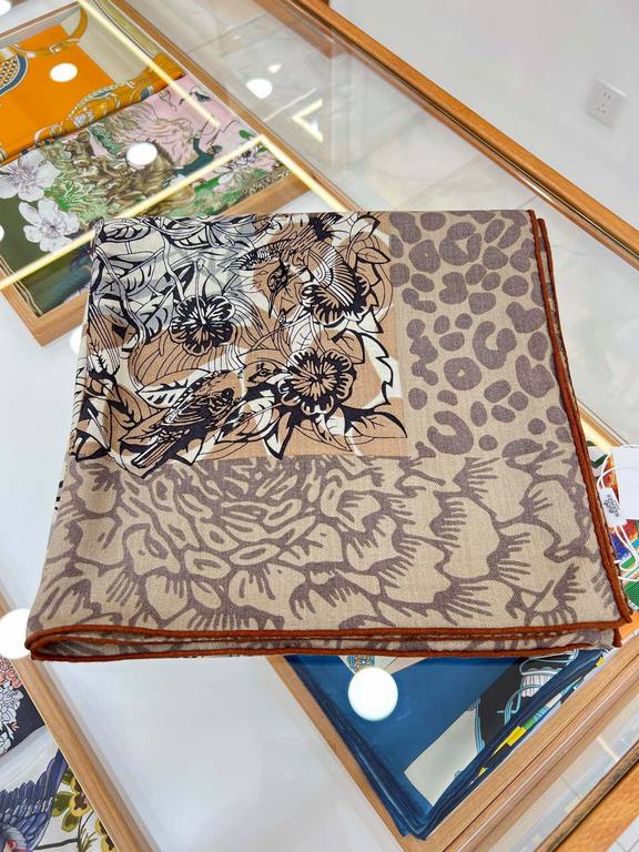 Hermes_23 AutumnWinter New Arrivals~Jungle Love 140 Velvet Printed Square ScarfHand-rolled velvet square scarf (30% silk 70% cashmere)This 140cm square scarf has a soft texture and is easy to wear.Designers Robert Dallet