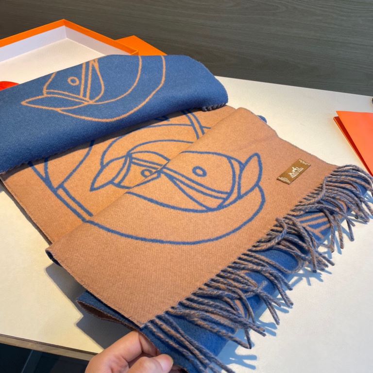 New at Hermes This scarf is woven in a delicate clashing jacquard and presents the Entrelacs Equestres horse head pattern designed by Geoff McFetridge. Size 40195cm.