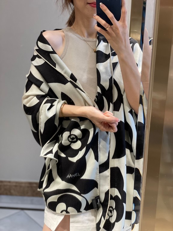 Price New   Luxury items are her specialty!Chanel.Velvet scarf of the same color on both sides, avoiding the embarrassment of uneven penetration on one side.65190 scarf, one color, one style.