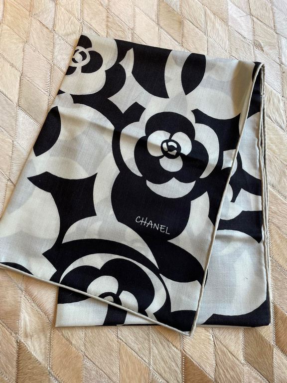 Price New   Luxury items are her specialty!Chanel.Velvet scarf of the same color on both sides, avoiding the embarrassment of uneven penetration on one side.65190 scarf, one color, one style.