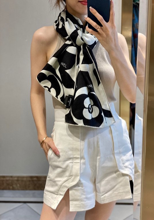 Price New   Luxury items are her specialty!Chanel.Velvet scarf of the same color on both sides, avoiding the embarrassment of uneven penetration on one side.65190 scarf, one color, one style.