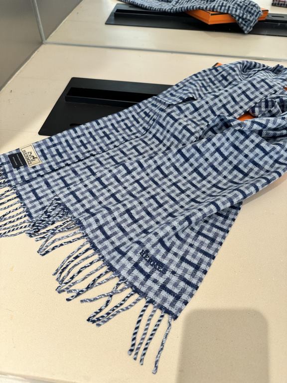 Explosion to     ♀   Hermes counter year's best hard goods [Scottish H scarf] highly recommended models   This cashmere scarf decorated with a new tartan pattern, H letter staggered, using heavyweight cashmere scarf, wor