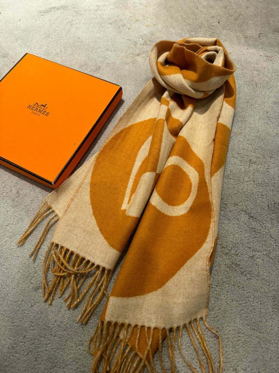 Hermes new geometric cashmere scarf, this model is really love at a glance, abstract geometric shapes logo, colorful geometric sense of fun, pay tribute to the brand's logo elements, riding boots, spurs, jacquard craftsm