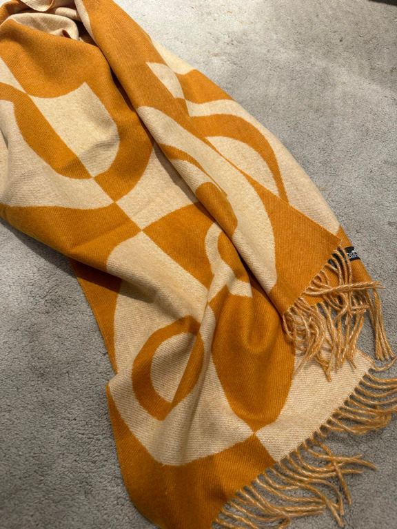 Hermes new geometric cashmere scarf, this model is really love at a glance, abstract geometric shapes logo, colorful geometric sense of fun, pay tribute to the brand's logo elements, riding boots, spurs, jacquard craftsm