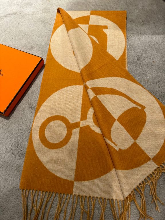 Hermes new geometric cashmere scarf, this model is really love at a glance, abstract geometric shapes logo, colorful geometric sense of fun, pay tribute to the brand's logo elements, riding boots, spurs, jacquard craftsm