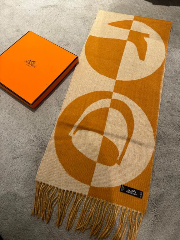 Hermes new geometric cashmere scarf, this model is really love at a glance, abstract geometric shapes logo, colorful geometric sense of fun, pay tribute to the brand's logo elements, riding boots, spurs, jacquard craftsm