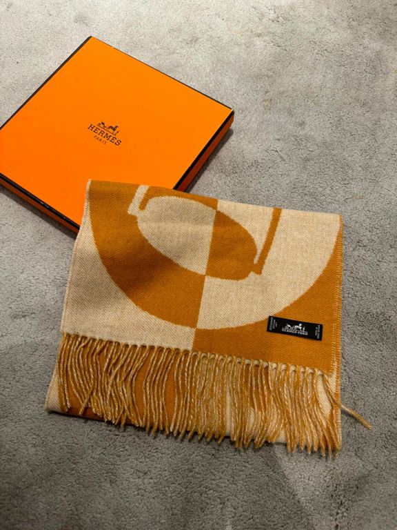 Hermes new geometric cashmere scarf, this model is really love at a glance, abstract geometric shapes logo, colorful geometric sense of fun, pay tribute to the brand's logo elements, riding boots, spurs, jacquard craftsm