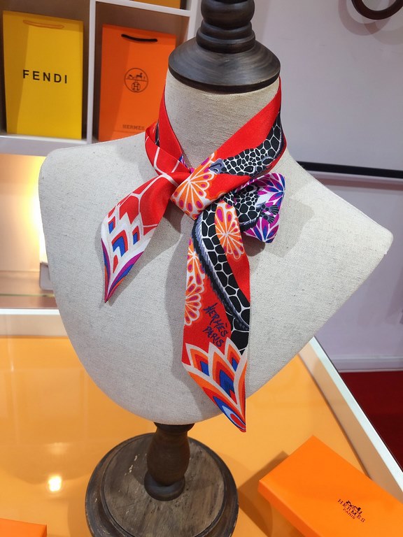 PHMS2111   Hermès [Mihui Triple Goddess] Ribbon   During a trip to South Africa, Hermès designer Alice Shirley was lucky enough to catch a glimpse of a giraffe, and then a second, and then a third, as they were foraging 