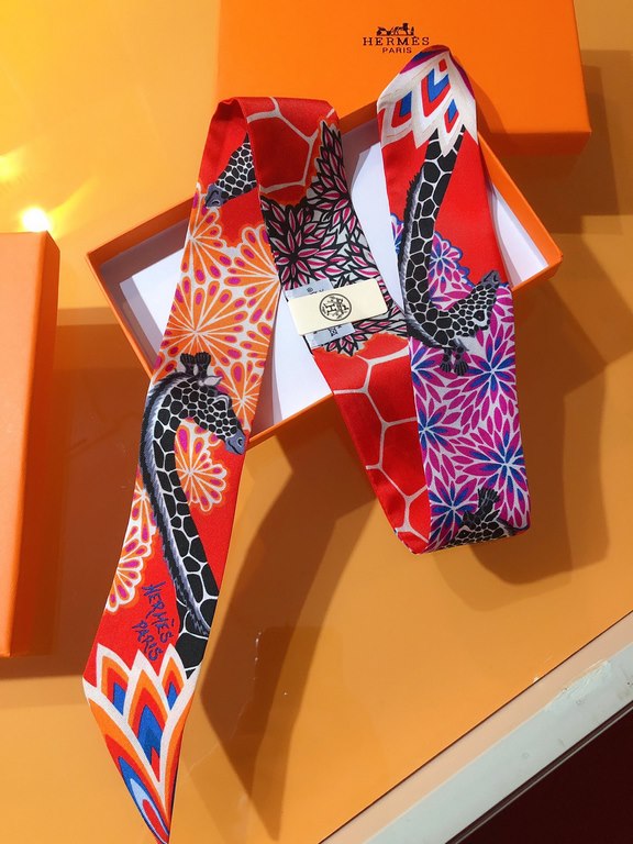 PHMS2111   Hermès [Mihui Triple Goddess] Ribbon   During a trip to South Africa, Hermès designer Alice Shirley was lucky enough to catch a glimpse of a giraffe, and then a second, and then a third, as they were foraging 