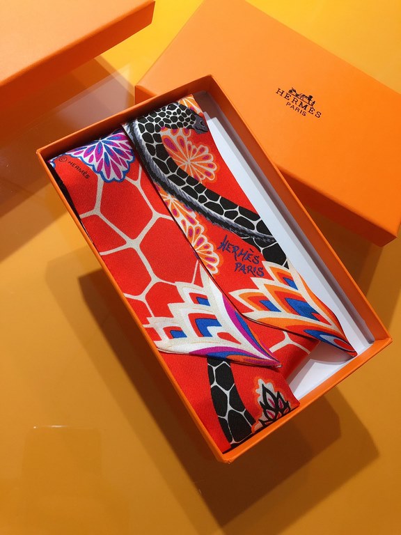 PHMS2111   Hermès [Mihui Triple Goddess] Ribbon   During a trip to South Africa, Hermès designer Alice Shirley was lucky enough to catch a glimpse of a giraffe, and then a second, and then a third, as they were foraging 