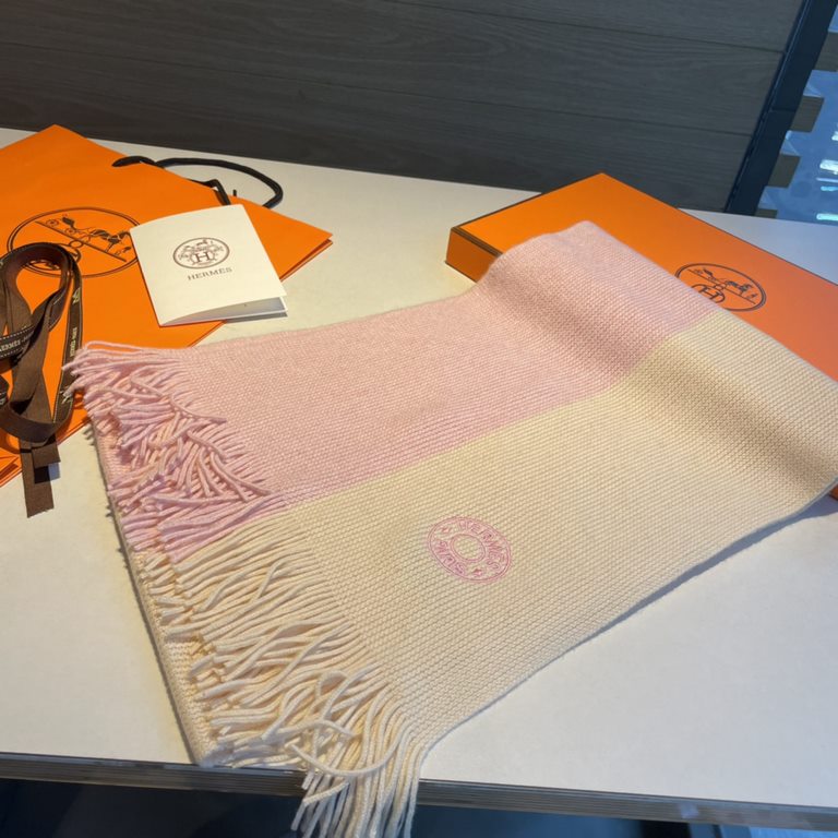 Men and women with the same model, 100% pure cashmere Hermes (Hermes) synchronization counter, high-end cashmere knitted scarf! Can be formal, can be casual, very Classical design. This knitting method is more difficult,