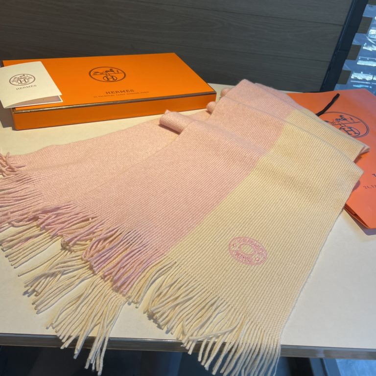 Men and women with the same model, 100% pure cashmere Hermes (Hermes) synchronization counter, high-end cashmere knitted scarf! Can be formal, can be casual, very Classical design. This knitting method is more difficult,