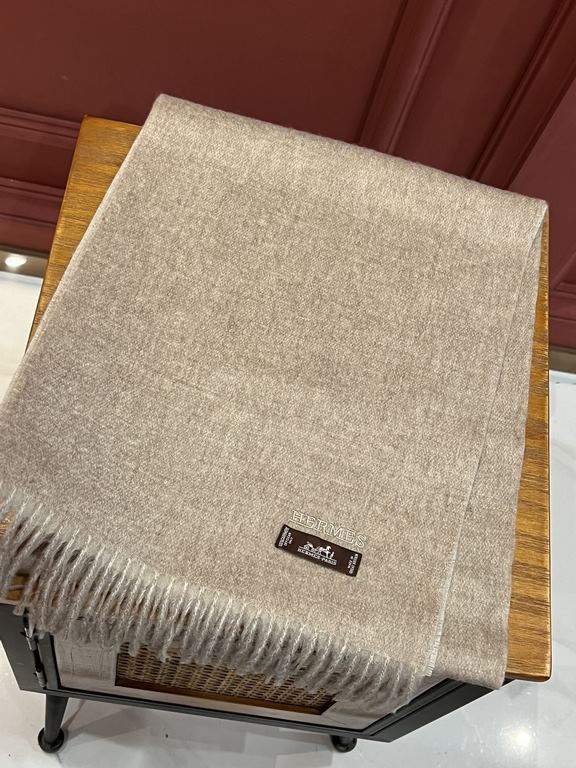 HERMFS [Hermes] Paris fashion show double-sided cashmere scarf! Using fine cashmere from the Mongolian plateau! The hand is full of fine velvet! The price is absolutely 100% affordable! Excellent embroidery craft! It's a